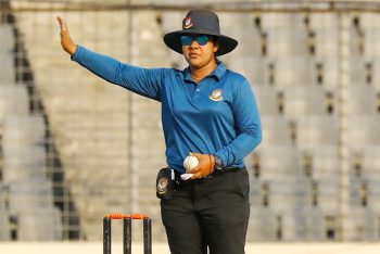 প্রথমবার বাংলাদেশে পুরুষদের ক্রিকেটে নারী আম্পায়ার জেসি