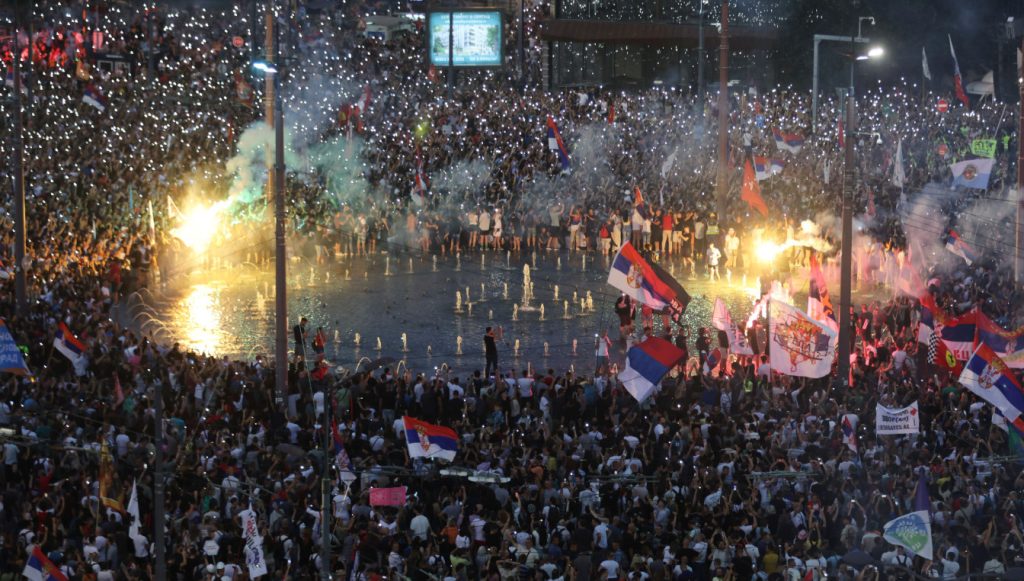 সার্বিয়ায় প্রেসিডেন্টের পদত্যাগের দাবিতে বিক্ষোভ