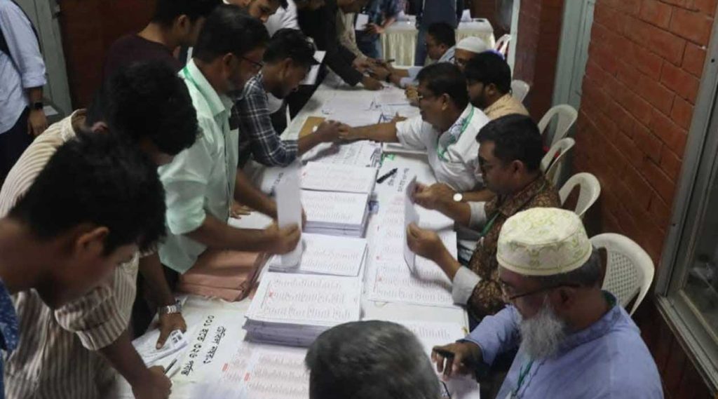 ডাকসু নির্বাচন : উৎসবমুখর পরিবেশে ভোটগ্রহণ সম্পন্ন, চলছে গণনা