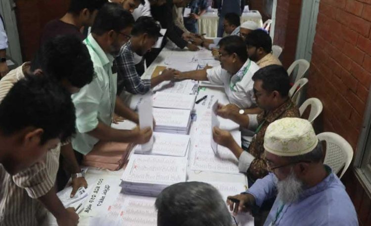 ডাকসু নির্বাচন : উৎসবমুখর পরিবেশে ভোটগ্রহণ সম্পন্ন, চলছে গণনা