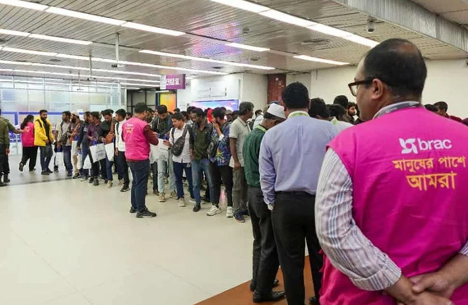 দেশে ফিরে আসলেন প্রতারণার শিকার ১৮০ বাংলাদেশি