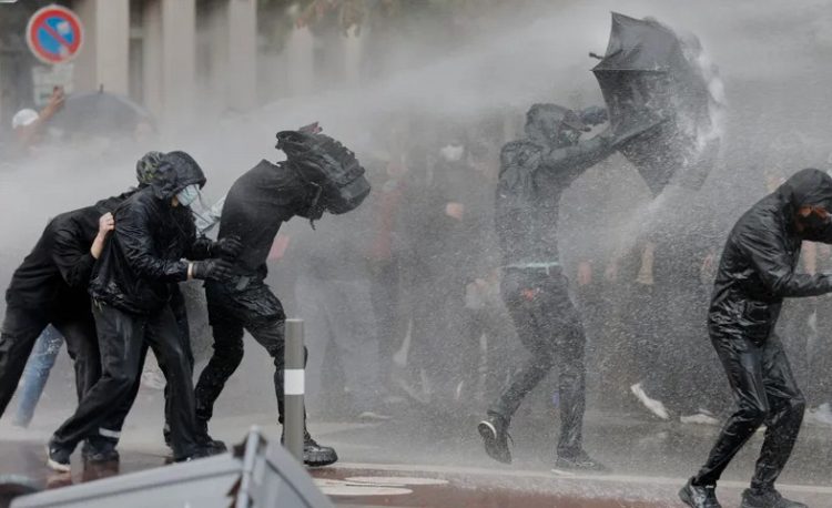 সরকারবিরোধী বিক্ষোভে উত্তাল ফ্রান্স; এ পর্যন্ত গ্রেপ্তার ৩০০
