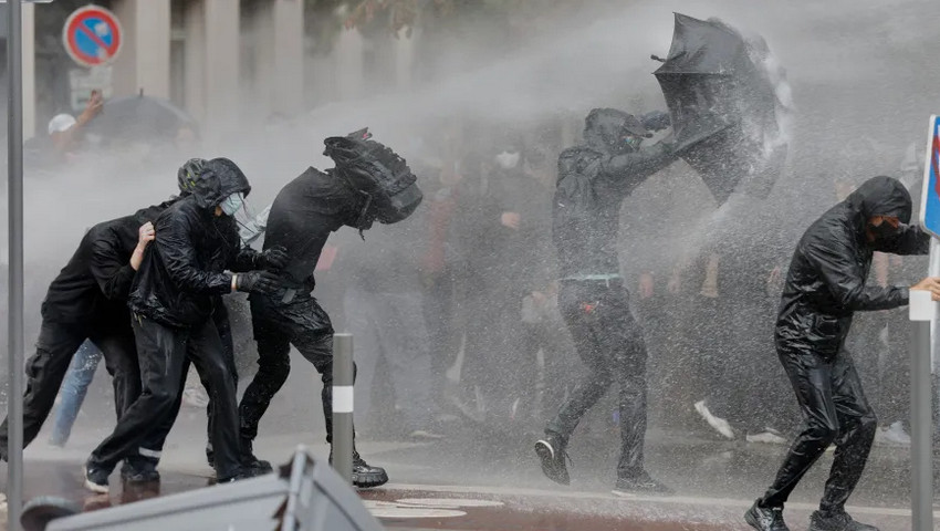 সরকারবিরোধী বিক্ষোভে উত্তাল ফ্রান্স; এ পর্যন্ত গ্রেপ্তার ৩০০