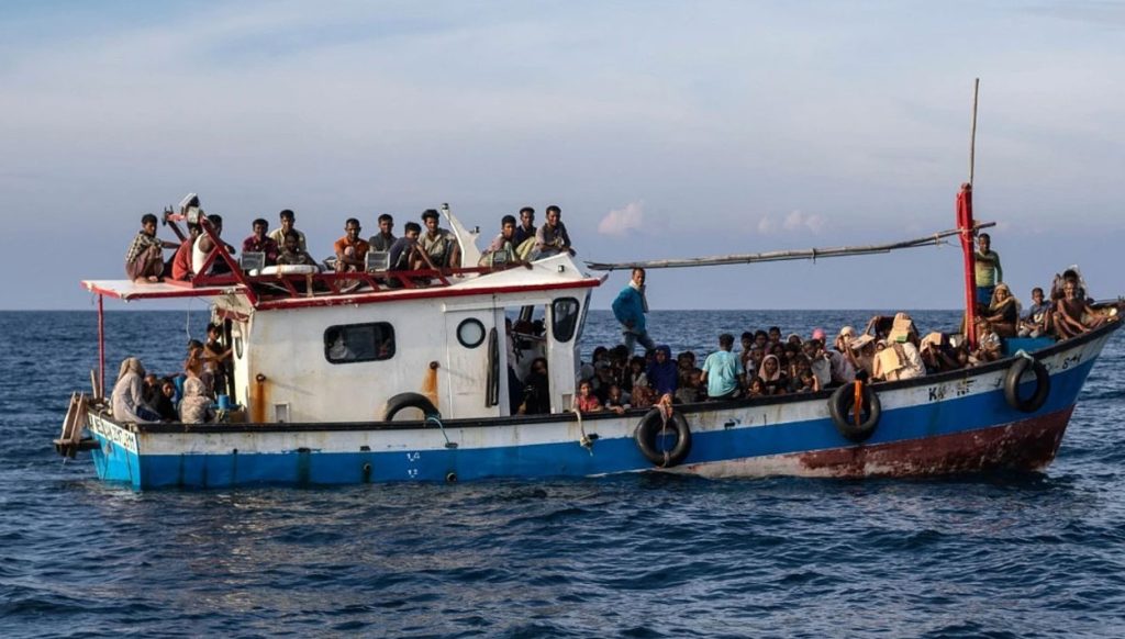 লিবিয়ার উপকূলে শরণার্থী বহনকারী নৌকায় আগুন; নিহত ৫০