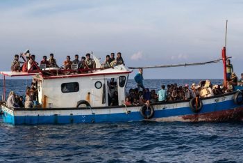লিবিয়ার উপকূলে শরণার্থী বহনকারী নৌকায় আগুন; নিহত ৫০