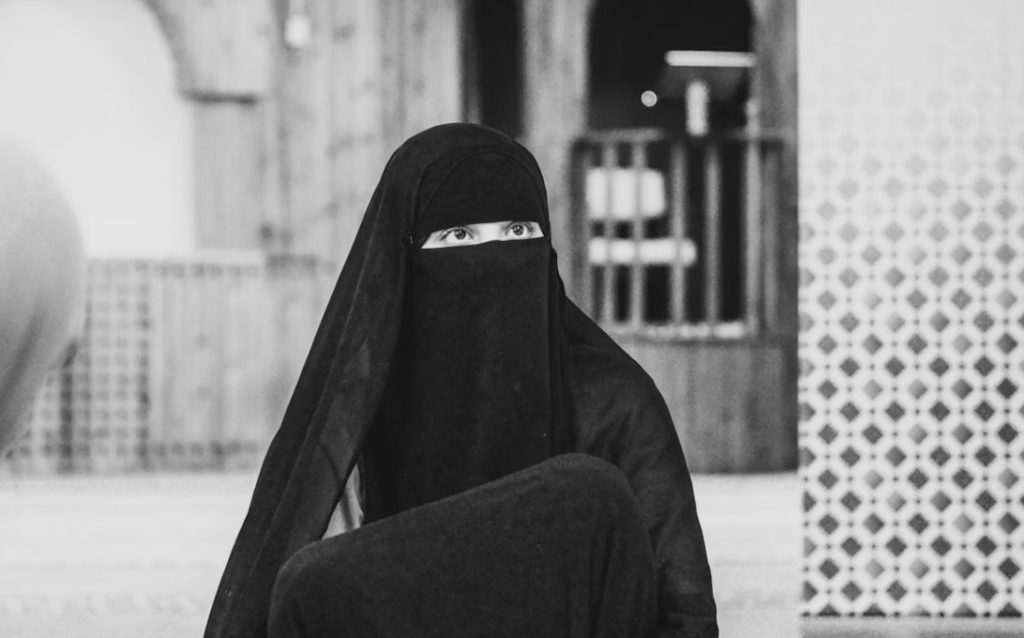 নিকাব খুলতে বাধ্য করা যাবে না ছাত্রীদের; পরিচয় শনাক্ত করবেন শিক্ষিকারা