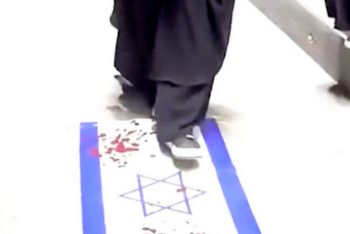 ইসরাইলের পতাকা পদদলিত করে সম্মাননা গ্রহণ করলেন তুরস্কের  ৫৭ হাফেজা