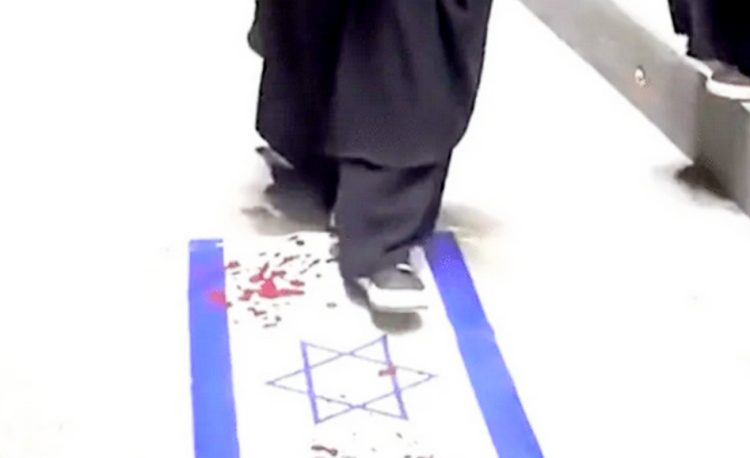 ইসরাইলের পতাকা পদদলিত করে সম্মাননা গ্রহণ করলেন তুরস্কের  ৫৭ হাফেজা