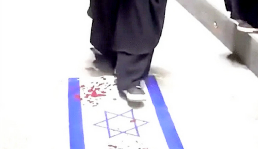 ইসরাইলের পতাকা পদদলিত করে সম্মাননা গ্রহণ করলেন তুরস্কের  ৫৭ হাফেজা