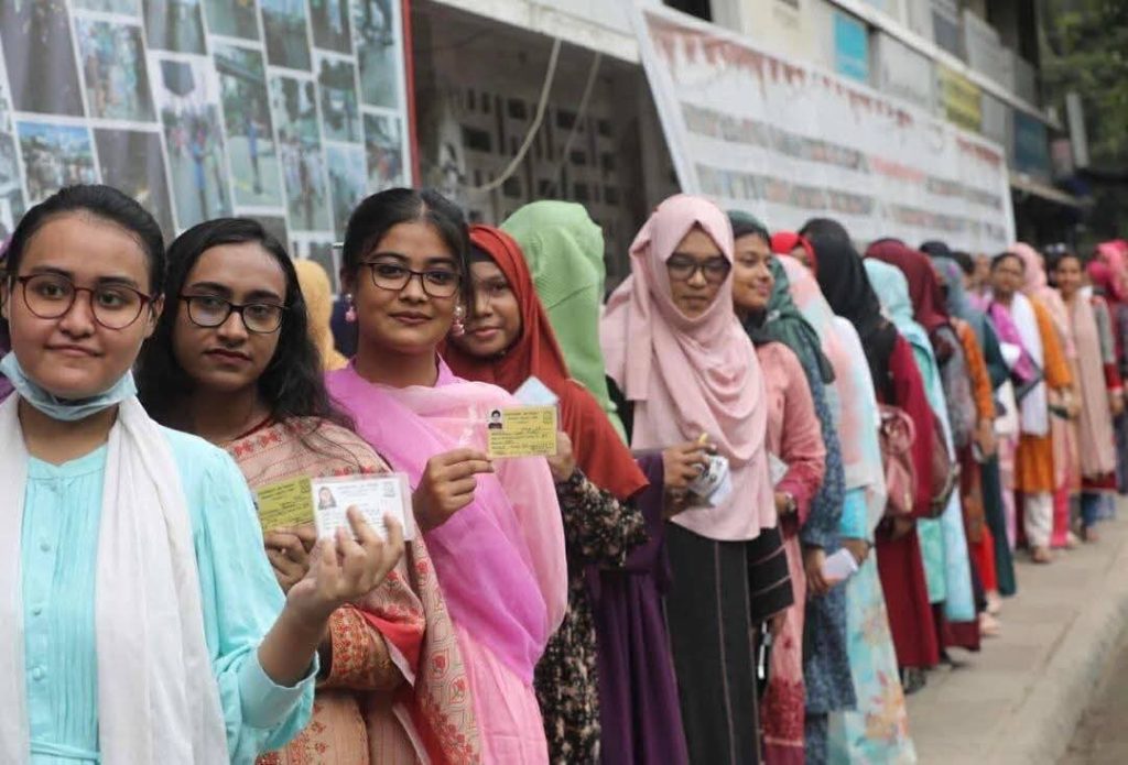 উৎসবমুখর পরিবেশে চলছে ডাকসু নির্বাচনের ভোটগ্রহণ