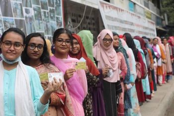 উৎসবমুখর পরিবেশে চলছে ডাকসু নির্বাচনের ভোটগ্রহণ