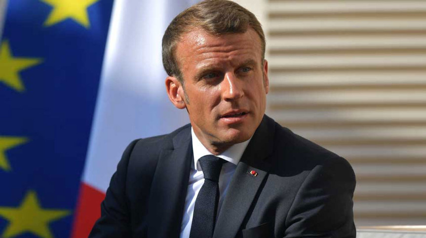 স্ত্রীকে ‘নারী’ প্রমাণে আদালতে দৌড়ঝাঁপ করছেন ফরাসি প্রেসিডেন্ট!