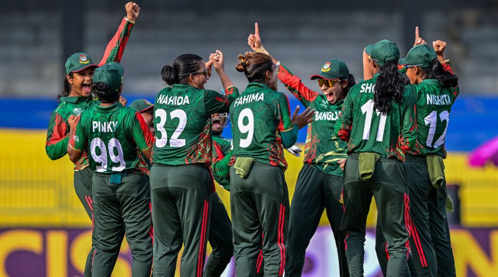 পাকিস্তানকে হারিয়ে বিশ্বকাপ শুরু করল বাংলার বাঘিনীরা