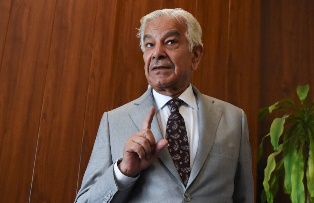 যুদ্ধবিমানের ধ্বংসস্তূপের নিচেই ভারতকে কবর দেওয়ার হুমকি পাক প্রতিরক্ষামন্ত্রীর