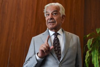 যুদ্ধবিমানের ধ্বংসস্তূপের নিচেই ভারতকে কবর দেওয়ার হুমকি পাক প্রতিরক্ষামন্ত্রীর