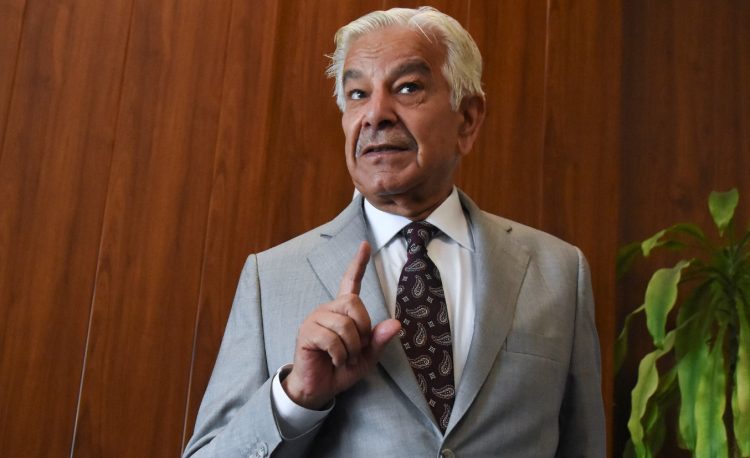 যুদ্ধবিমানের ধ্বংসস্তূপের নিচেই ভারতকে কবর দেওয়ার হুমকি পাক প্রতিরক্ষামন্ত্রীর