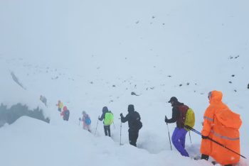 এভারেস্টে ভয়াবহ তুষারঝড়ে আটকা হাজারো মানুষ