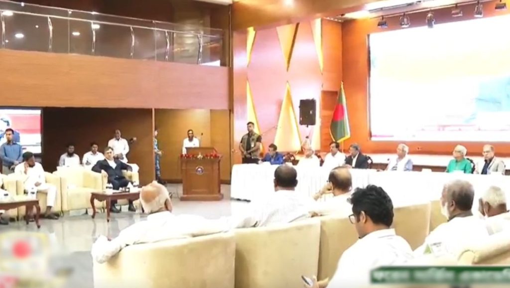 রাজনৈতিক দলগুলোর সঙ্গে জরুরি বৈঠকে বসেছেন প্রধান উপদেষ্টা