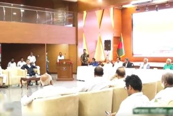 রাজনৈতিক দলগুলোর সঙ্গে জরুরি বৈঠকে বসেছেন প্রধান উপদেষ্টা