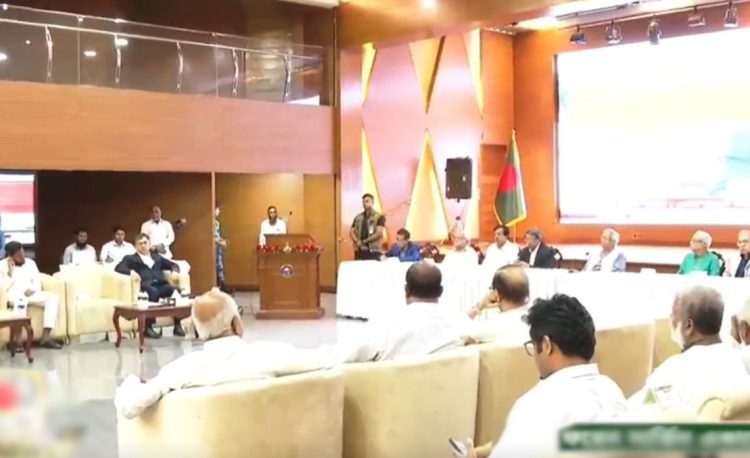 রাজনৈতিক দলগুলোর সঙ্গে জরুরি বৈঠকে বসেছেন প্রধান উপদেষ্টা