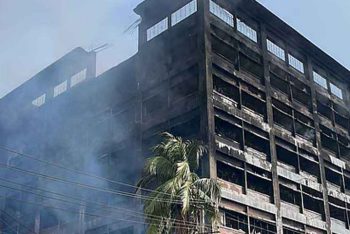 ১৭ ঘণ্টা পর নিয়ন্ত্রণে আসলো চট্টগ্রাম ইপিজেডের আগুন