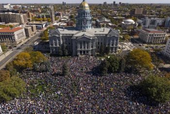 ট্রাম্পবিরোধী বিক্ষোভে উত্তাল আমেরিকা; রাস্তায় নেমেছে লাখো মানুষ