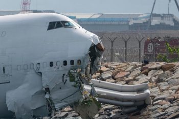 হংকংয়ে রানওয়ে থেকে সাগরে ছিটকে পড়ল বিমান; নিহত ২