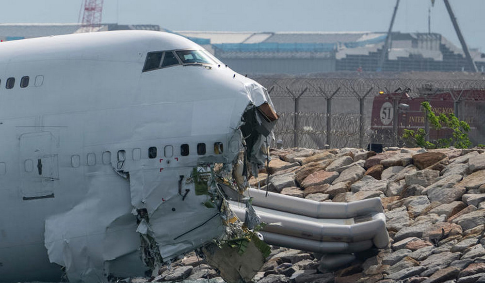 হংকংয়ে রানওয়ে থেকে সাগরে ছিটকে পড়ল বিমান; নিহত ২