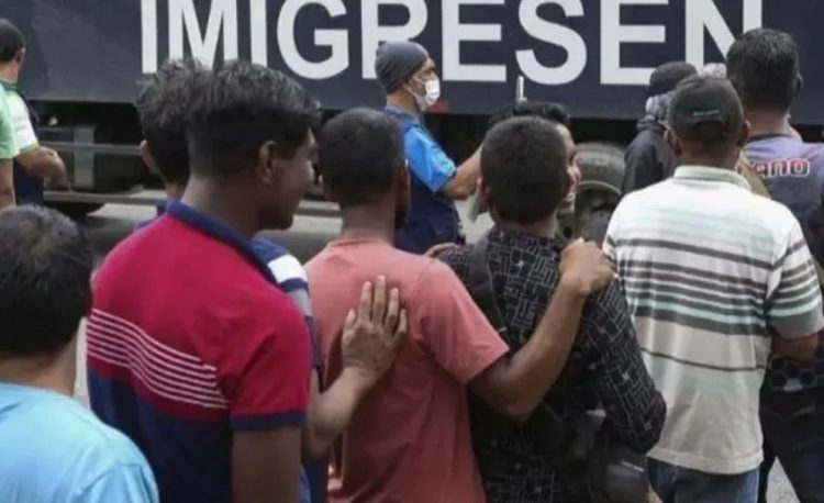 মালয়েশিয়ায় আত্মসমর্পণ করল ৮২ প্রবাসী; ১৯ জন বাংলাদেশি