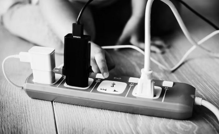 যেসব যন্ত্র কখনও মাল্টিপ্লাগে ব্যবহার উচিত নয়; জেনে নিন