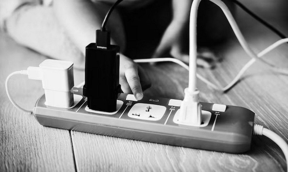 যেসব যন্ত্র কখনও মাল্টিপ্লাগে ব্যবহার উচিত নয়; জেনে নিন