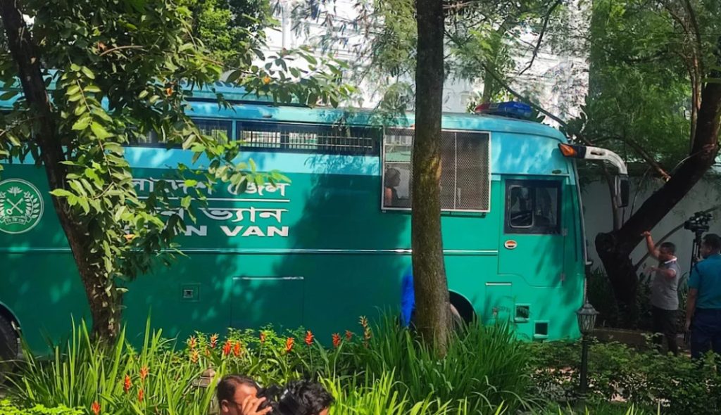 শীতাতপ নিয়ন্ত্রিত প্রিজনভ্যানে ট্রাইব্যুনাল ছাড়লেন ১৫ সেনা কর্মকর্তা