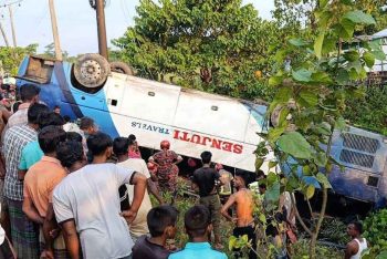 খাদে উল্টে পড়া বাসের চাপায় প্রাণ গেল মা-মেয়ের