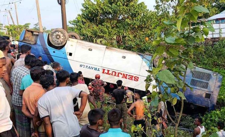 খাদে উল্টে পড়া বাসের চাপায় প্রাণ গেল মা-মেয়ের