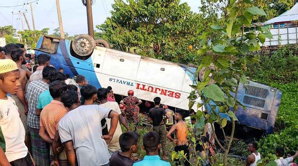 খাদে উল্টে পড়া বাসের চাপায় প্রাণ গেল মা-মেয়ের