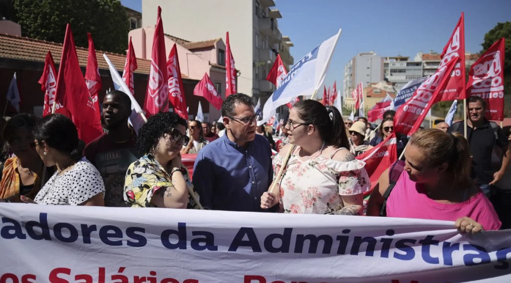 পর্তুগালে সরকারি কর্মচারীদের ধর্মঘট; অচল সমগ্র দেশ