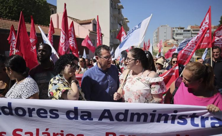 পর্তুগালে সরকারি কর্মচারীদের ধর্মঘট; অচল সমগ্র দেশ