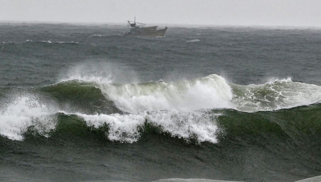 উপকূলে ধেয়ে আসছে ঘূর্ণিঝড় মোন্থা : ভারতের ৩ রাজ্যে সতর্কতা
