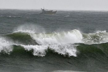 উপকূলে ধেয়ে আসছে ঘূর্ণিঝড় মোন্থা : ভারতের ৩ রাজ্যে সতর্কতা