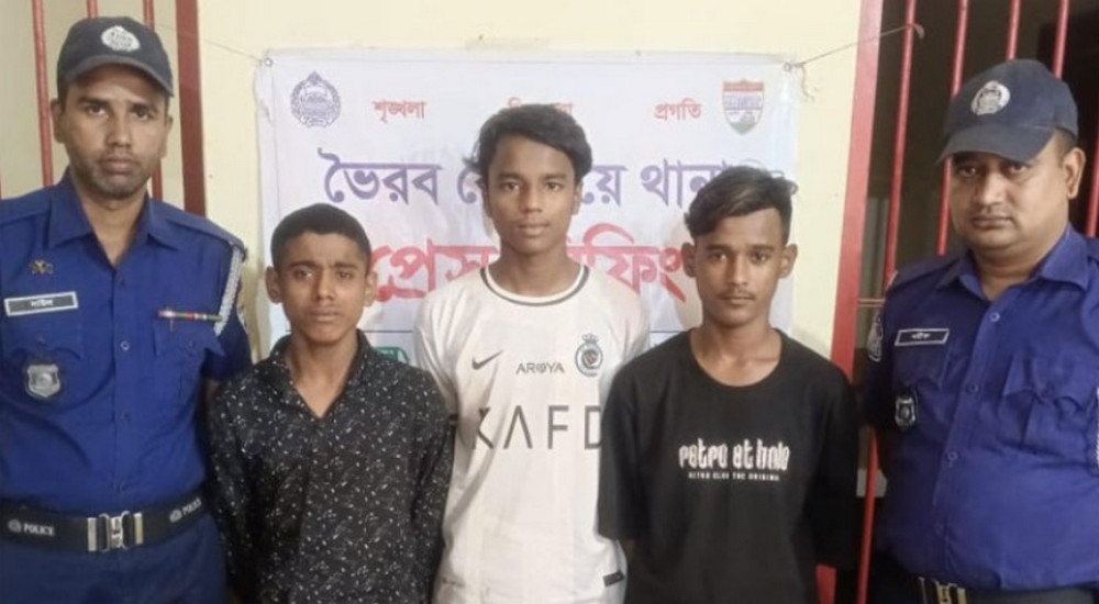 ভৈরবে ট্রেনে পাথর নিক্ষেপ; গ্রেপ্তার ৩