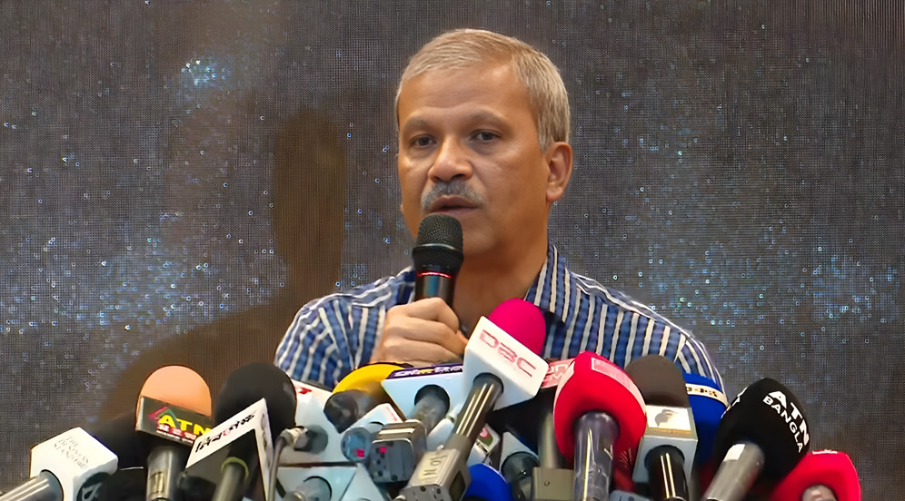 গণভোট নিয়ে দলগুলোর বিরোধ তীব্র, সিদ্ধান্ত নেবেন প্রধান উপদেষ্টা: আসিফ নজরুল