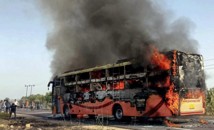 ভারতে চলন্ত বাসে আগুনে পুড়ে প্রাণ গেল ২০ জনের