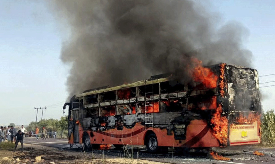 ভারতে চলন্ত বাসে আগুনে পুড়ে প্রাণ গেল ২০ জনের