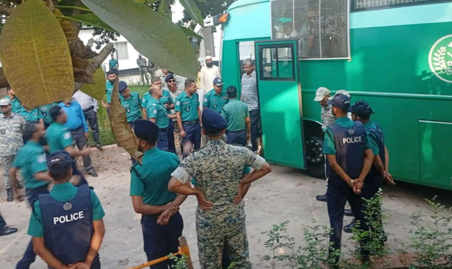 আত্মসমর্পণকারী সেনা কর্মকর্তারা নির্দোষ, অপরাধীরা ভারতে পালিয়েছেন: আইনজীবী