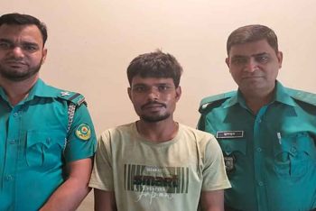 চলন্ত বাসে ছিনতাই, বাস চালিয়ে ছিনতাইকারীকে নিয়ে থানায় চালক