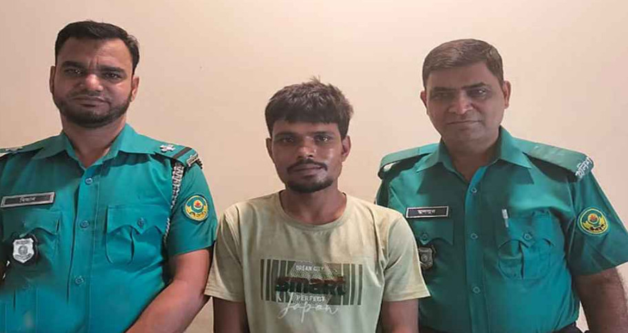 চলন্ত বাসে ছিনতাই, বাস চালিয়ে ছিনতাইকারীকে নিয়ে থানায় চালক