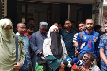 বোরকা পরায় ঢাবি শিক্ষার্থীকে ‘থুতু’ নিক্ষেপ