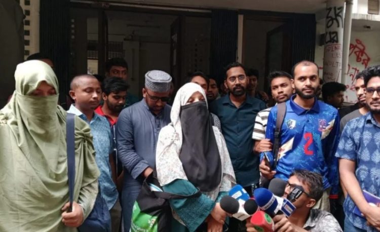 বোরকা পরায় ঢাবি শিক্ষার্থীকে ‘থুতু’ নিক্ষেপ