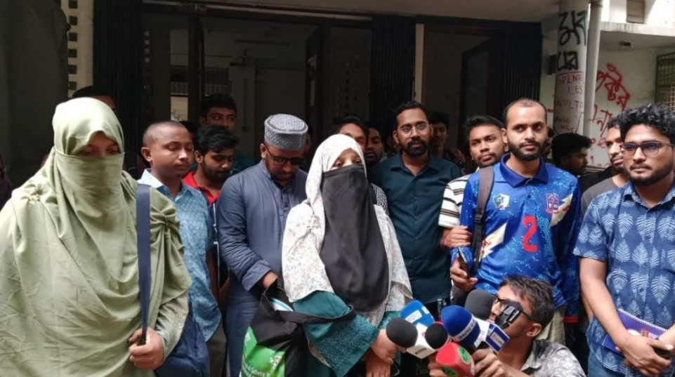 বোরকা পরায় ঢাবি শিক্ষার্থীকে ‘থুতু’ নিক্ষেপ