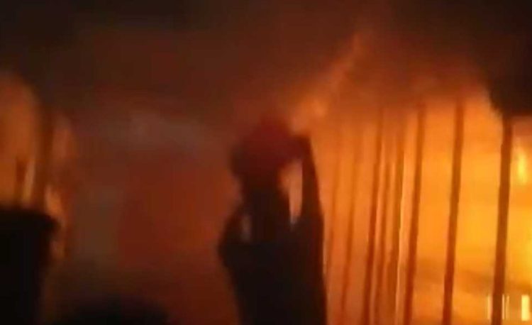 চট্টগ্রামের প্রবর্তক মোড়ে ভবনে আগুন